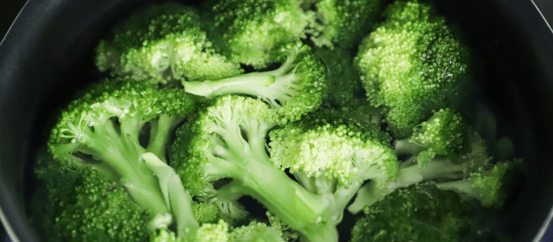 Koolhydraatarme broccolisoep met pijnboompitten 800x350px