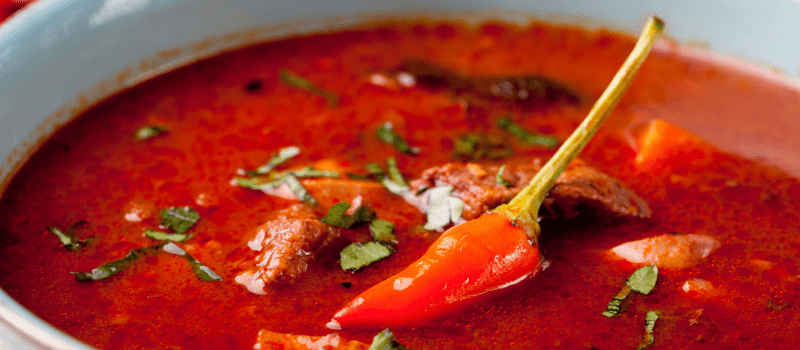 Soep van rode paprika me pittige pepers