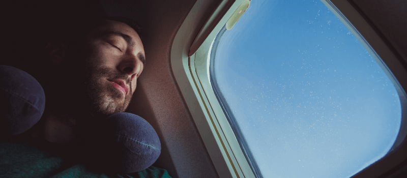 Graag goed slapen met je nieuwe nekkussen in het vliegtuig