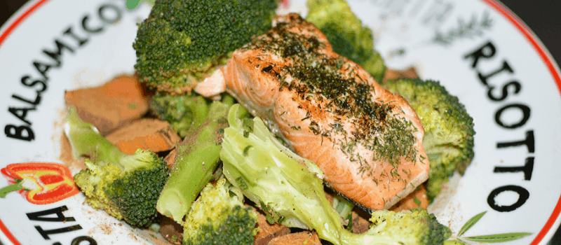 Zoete aardappel met zalm en broccoli