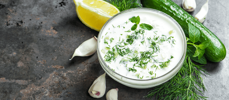 Knoflooksaus maken met yoghurt