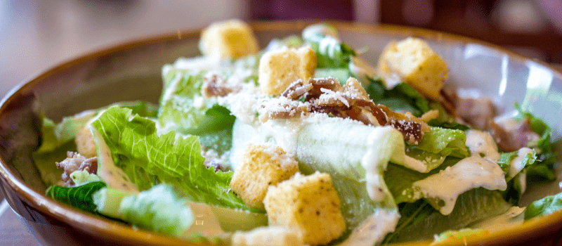 Caesar Salade met ei en avocado