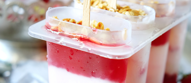 Frozen yoghurt met aardbeien maken