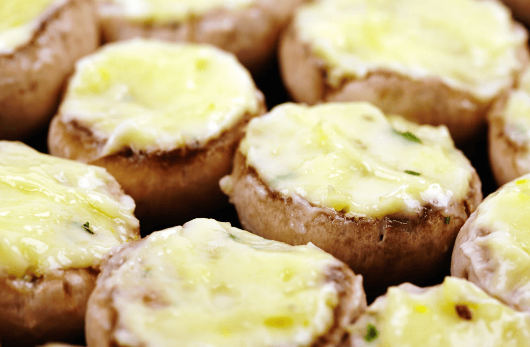 Met spinazie en feta gevulde champignons, druipend van de gesmolten kaas