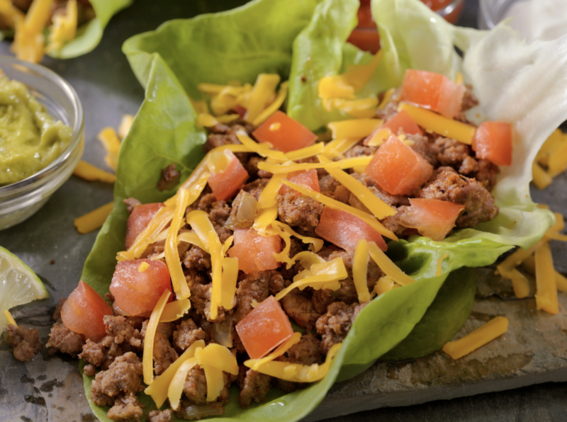 Een variant van de Mexicaanse taco waarbij een slablad als tacoschelp dient. Deze is gevuld met o.a. gehakt, tomaat en kaas.