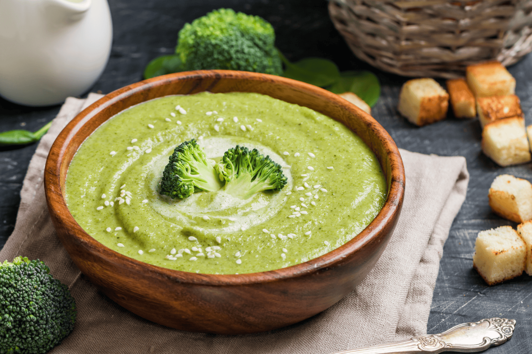 Broccoli crème soep met geroosterde amandelen